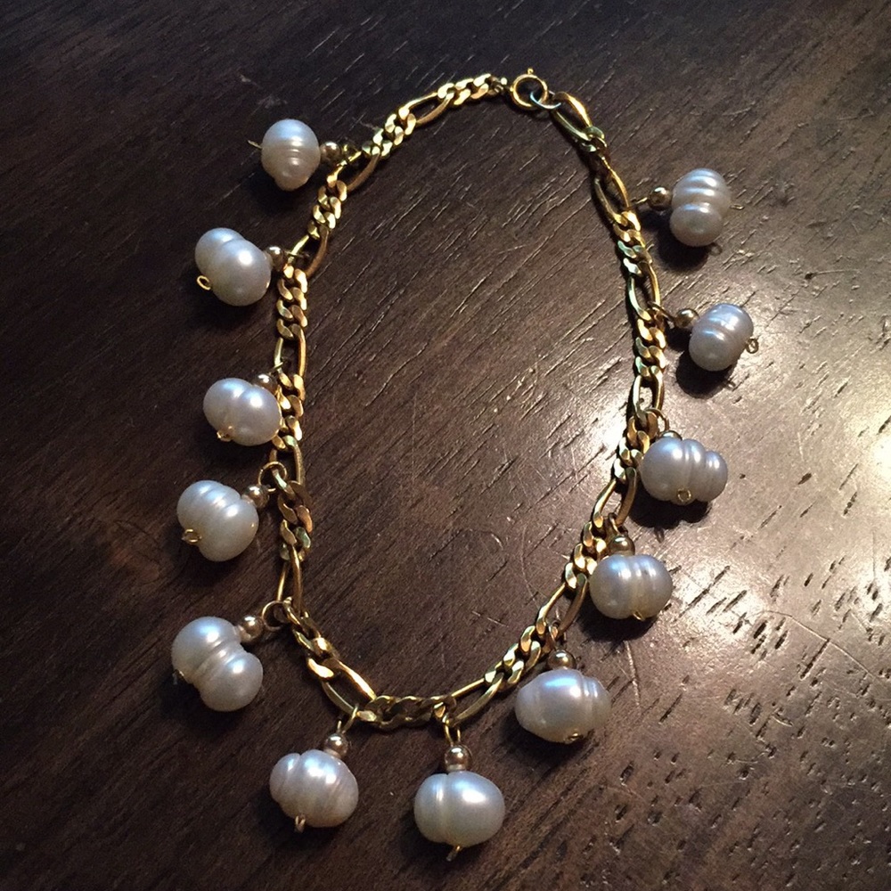 Gold link bracelet with and dangling pearls